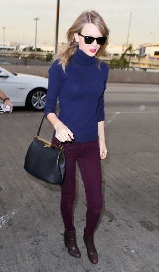 Какие ботильоны носить с темно-сине-белой водолазкой