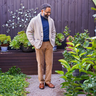Какие броги носить с темно-сине-белой водолазкой