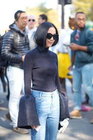 Какие джинсы носить с темно-сине-белой водолазкой женщине