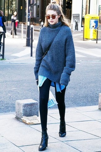 С чем носить темно-сине-белую водолазку женщине