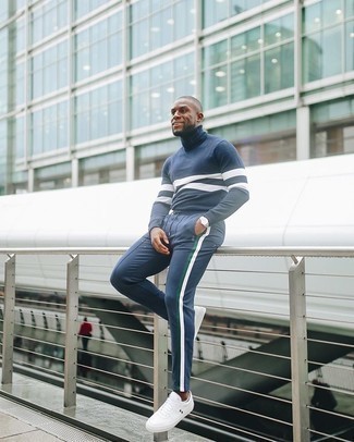 С чем носить темно-сине-белую водолазку мужчине