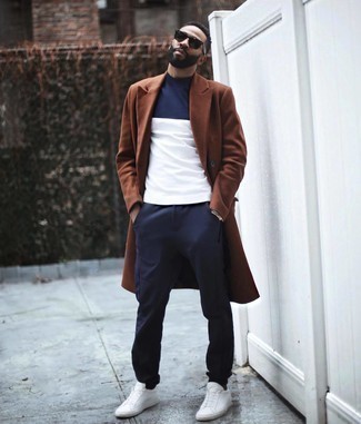 С чем носить темно-сине-белую водолазку мужчине