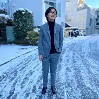 Какие костюмы носить с темно-сине-белой водолазкой