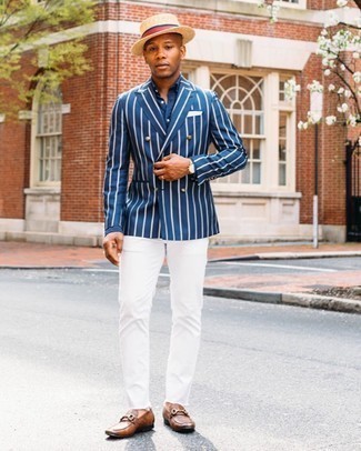 С чем носить темно-сине-белый двубортный пиджак в вертикальную полоску мужчине