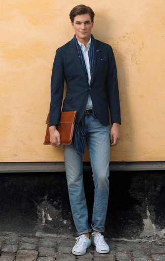 С чем носить темно-сине-белый шарф в вертикальную полоску мужчине