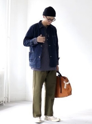 С чем носить темно-сине-белую рубашку в вертикальную полоску мужчине