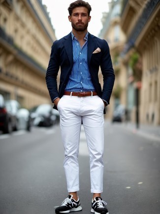 С чем носить темно-сине-белую рубашку в вертикальную полоску мужчине