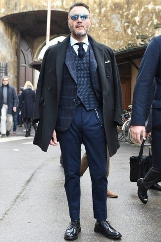 Какие пиджаки носить с темно-сине-белым жилетом