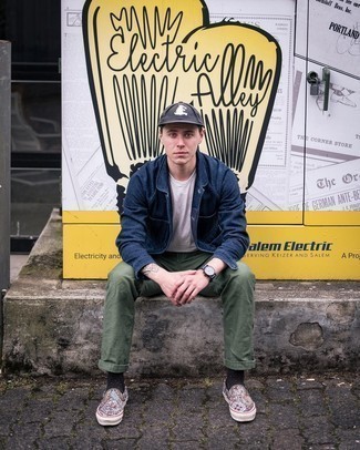 С чем носить темно-сине-белые часы мужчине