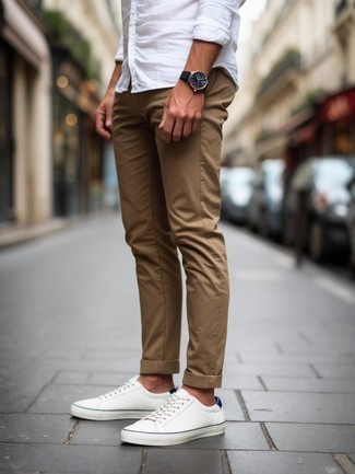 С чем носить темно-сине-белые часы мужчине