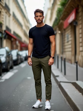 С чем носить темно-сине-белые часы мужчине