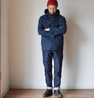 Как носить темно-сине-белую ветровку с синими джинсами мужчине