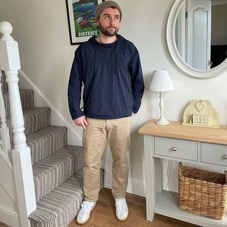 С чем носить темно-сине-белую ветровку мужчине