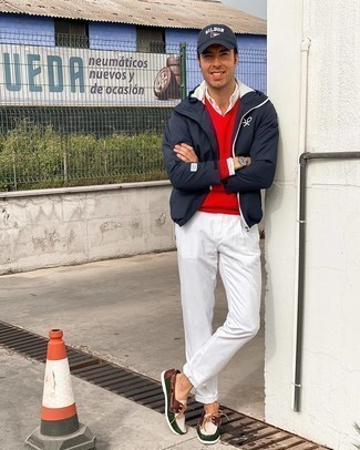 С чем носить темно-сине-белую ветровку мужчине