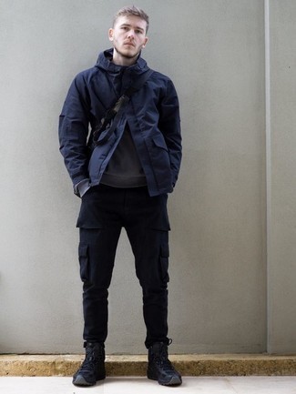 С чем носить темно-сине-белую ветровку мужчине