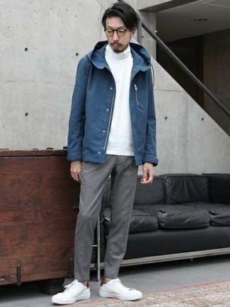 С чем носить темно-сине-белую ветровку мужчине