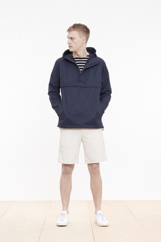 С чем носить темно-сине-белую ветровку мужчине