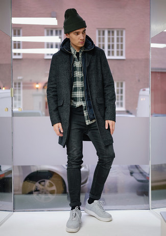 С чем носить темно-сине-белую ветровку мужчине