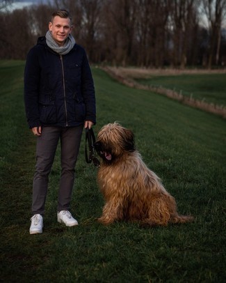 С чем носить темно-сине-белую ветровку мужчине