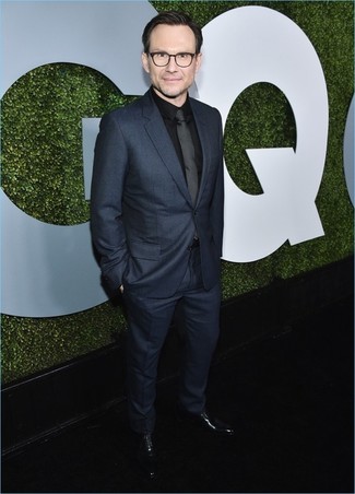 С чем носить темно-сине-белый шерстяной костюм