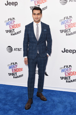 С чем носить темно-сине-белый шерстяной костюм