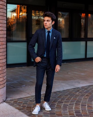 С чем носить темно-сине-белый шерстяной костюм