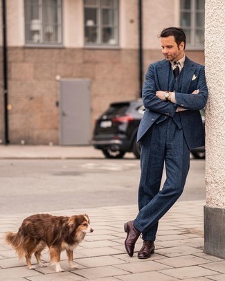 С чем носить темно-сине-белый шерстяной костюм