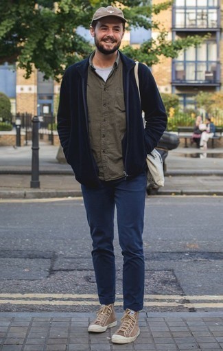 С чем носить темно-сине-белый свитер на молнии мужчине