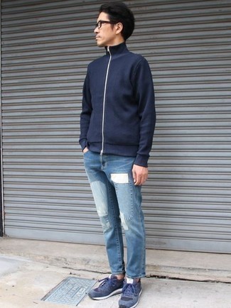 С чем носить темно-сине-белый свитер на молнии мужчине
