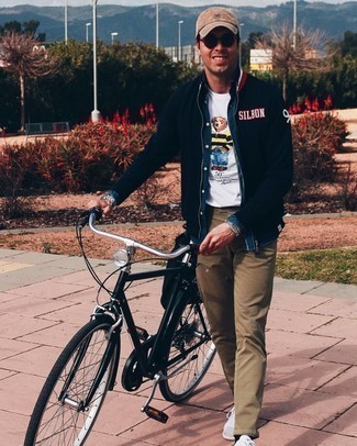 С чем носить темно-сине-белый свитер на молнии мужчине