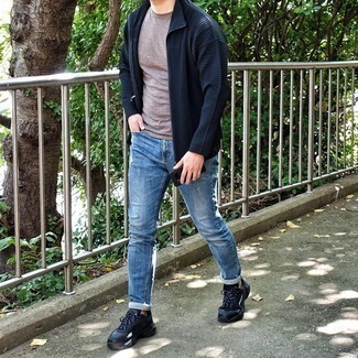 С чем носить темно-сине-белый свитер на молнии мужчине