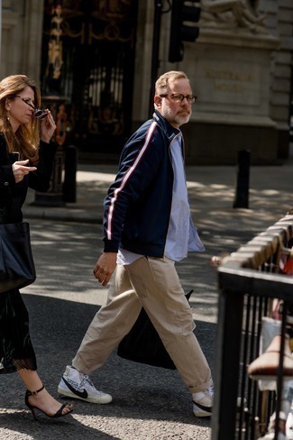 С чем носить темно-сине-белый свитер на молнии мужчине