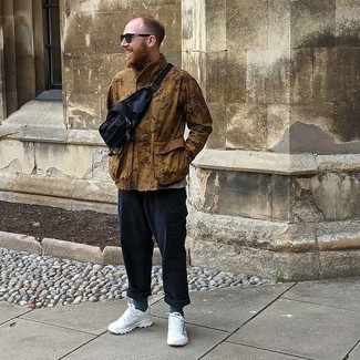 С чем носить темно-сине-желтые носки мужчине