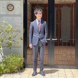 С чем носить темно-сине-желтые носки мужчине