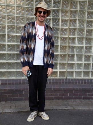 С чем носить темно-синий кардиган с ромбами мужчине