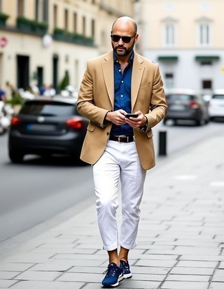 Какие пиджаки носить с темно-синими кроссовками мужчине