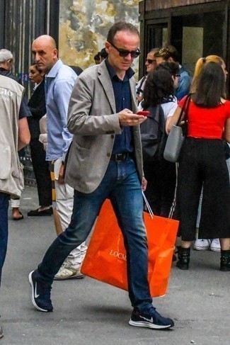 Какие пиджаки носить с темно-синими кроссовками мужчине