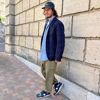Какие пиджаки носить с темно-синими кроссовками мужчине