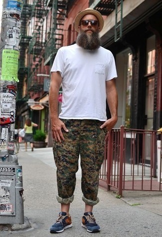 Какие брюки карго носить с темно-синими кроссовками