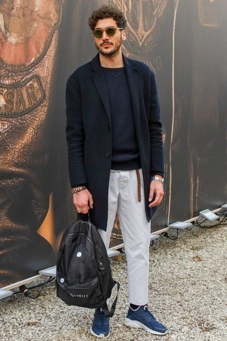 Какие брюки чинос носить с темно-синими кроссовками