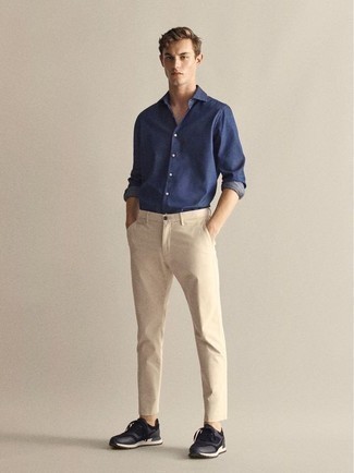 Какие брюки чинос носить с темно-синими кроссовками