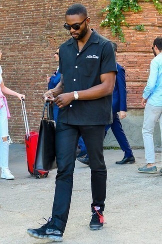 Какие брюки чинос носить с темно-синими кроссовками