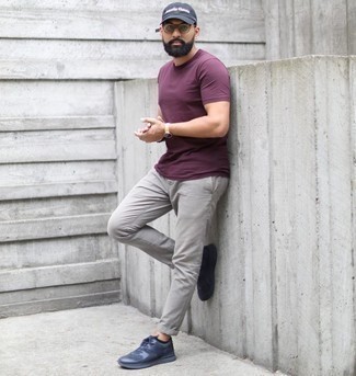 Какие брюки чинос носить с темно-синими кроссовками