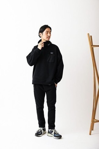 Какие брюки чинос носить с темно-синими кроссовками