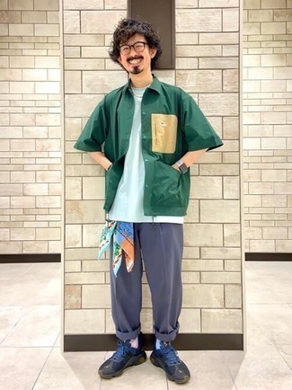 Какие брюки чинос носить с темно-синими кроссовками