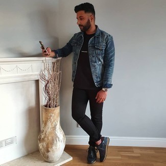 Какие джинсы носить с темно-синими кроссовками мужчине