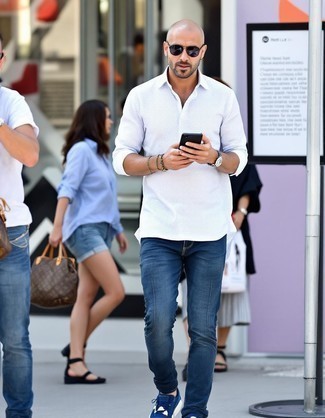 С чем носить темно-синие кроссовки мужчине