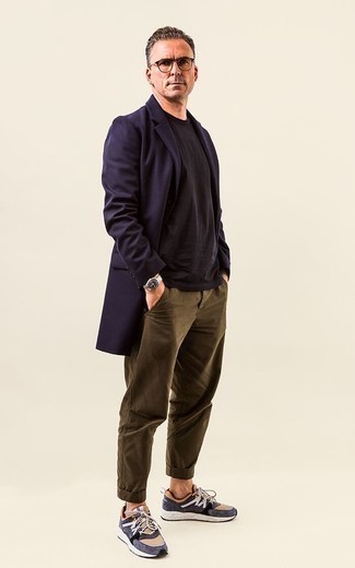 Какие длинные пальто носить с темно-синими кроссовками