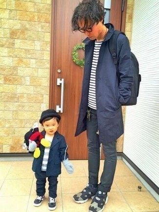 Какие дождевики носить с темно-синими кроссовками мужчине