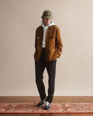 Какие куртки-рубашки носить с темно-синими кроссовками мужчине